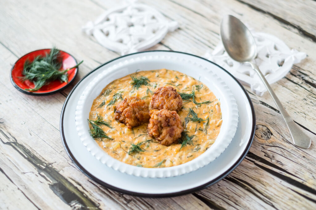 cremoso de calabacin blanco con albondigas fritas; un plato particular de la gastronomía húngara