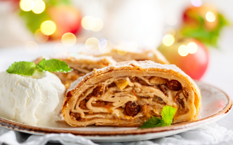 strudel de manzana y pasas con helado de canela