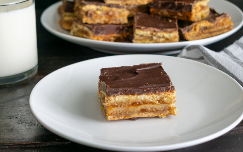 pastel de corte clásico de la pastelería húngara, con nueces, mermelada y chocolate