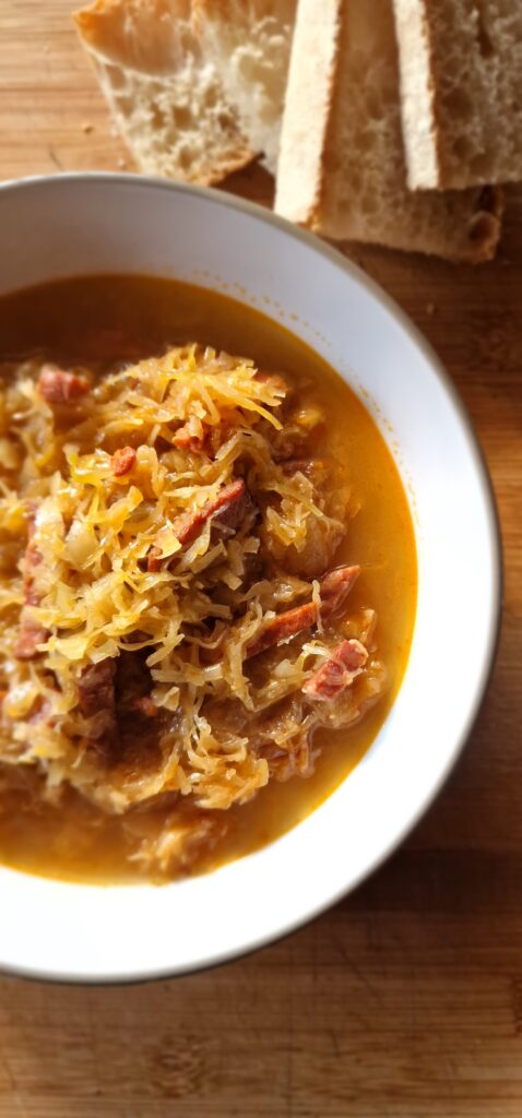 Para empezar bien la mesa de carnaval: plato con sopa de col y ahumados acompañado con 2 rebanadas de pan
