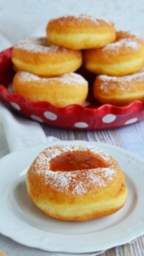 La reina de la mesa de carnaval: plato con un donut de cintas con mermelada