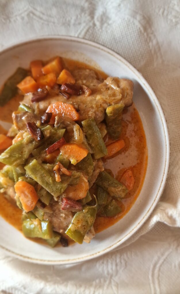 Un plato con el filete de lomo con el ragout al estilo palóc